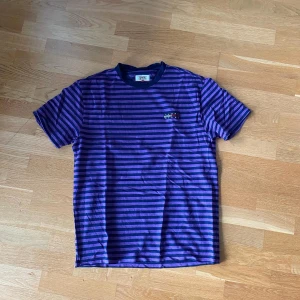 Purple Tommy Hilfiger t-shirt  - Tommy Hilfiger purple striped T-shirt  Pris: 79kr   Storlek M   Modellen är 179cm och väger 84, har vanligtvis M i tröjor och 33/33 i byxor