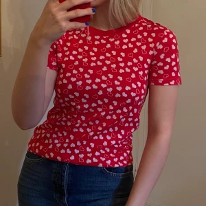 Söt T-shirt  - Supersöt t-shirt från &Other stories, endast använd en gång! Storlek 34 men passar mig som vanligtvis bär 36, möts upp på Södermalm eller fraktar mot fraktkostnad ❤️