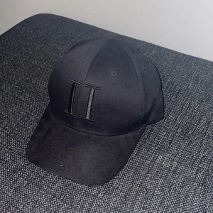 Les delux keps - Säljer denna keps som inte alls har använts den är i ny skick och köptes för 500kr!  Säljer för 200kr för vill bli av me den.
