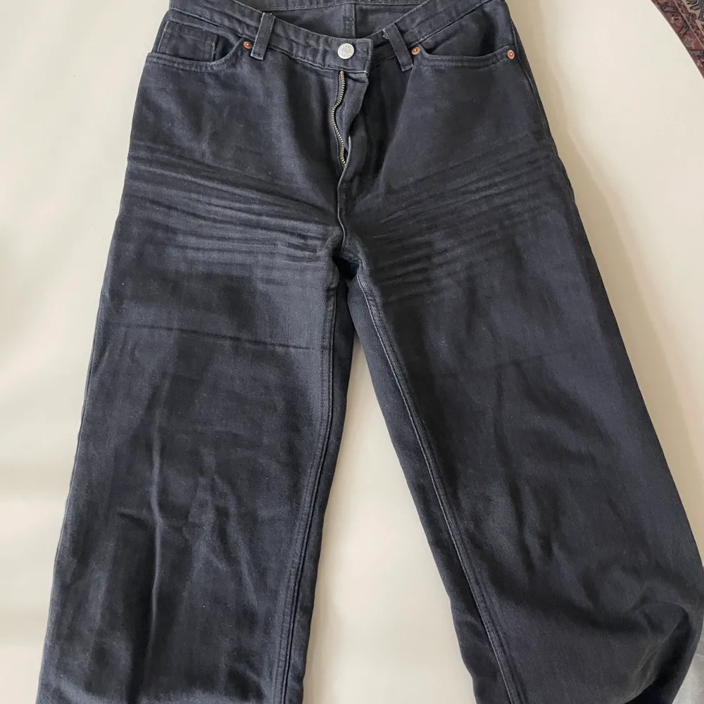 Ett par svarta raka jeans från Monki i storlek 26, fint skick.. Jeans & Byxor.