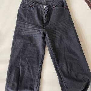 Ett par svarta raka jeans från Monki i storlek 26, fint skick.