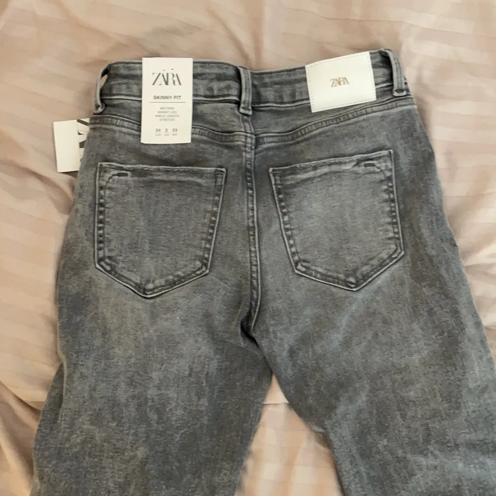 Säljer mina oanvända zara jeans! Gråa ankel längd med skinny fit. Köparen står för frakt . Jeans & Byxor.