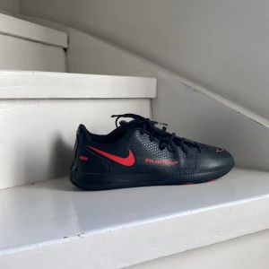 Nike träningsskor, storlek 37,5 - Säljer dessa snygga träningsskor. De är inneskor som är i bra skick och använda ett fåtal gånger.  Skriv vid intresse🫶🏼