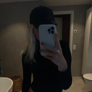 Tight svart ribbad polotröja - Tight svart ribbad polotröja 🖤  Storlek S Använd fåtal gånger