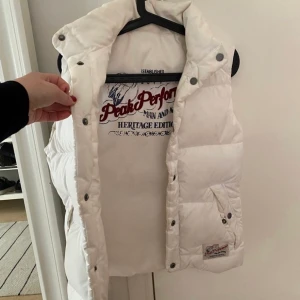 Peak performance väst vintage - En peak performance dunväst i vintage-stil som går att vända ut och in. Använd väldigt sällan då den är på gränsen till för liten för mig. Står ingen storlek men jag är en medium så passar allt under medium. 