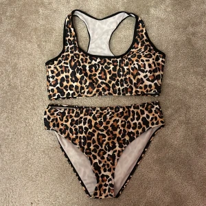 Baddräkt  - Snygg baddräkt som har använt en gång. Jättefint skick.