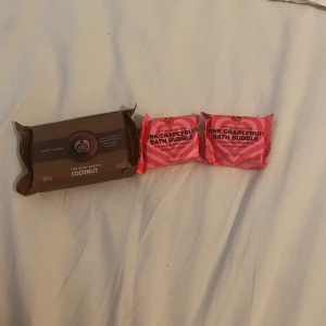 Badbomb/handtvål - Säljer mina badbomber i doft av grapefruit och min handtvål i doft coconut. Aldrig använda. Badbomberna för 15kr st och tvålen för 30