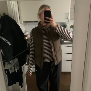 Puffer vest brun strl 38 - Säljs pga används ej, använd ca 2-3 ggr därav helt i nyskick! Köptes för 899:-, köparen står för frakten! (66kr)