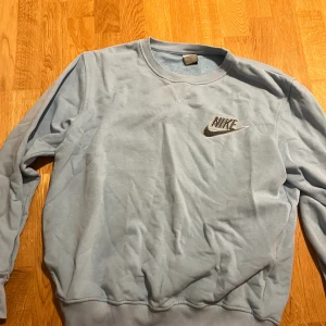 Nike crewneck i färgen teal - Nike crewneck i storlek large som sitter najs