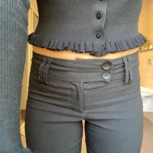 Kostymbyxor - Säljer mina snygga svarta kostymbyxor som är från bershka. Köpte för inte alls länge sedan men har bara användt de några få gånger eftersom de är lite för små i midjan för mig. Säljer därför dessa!