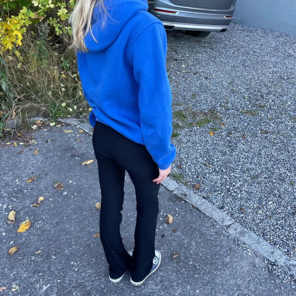 En såå snygg och unik blå converse hoodie!!💕 det står att den är i storlek M men jag skulle säga att den är S!!. Hoodies.