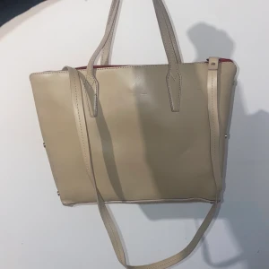 Väska - Säljer denna väska i äkta läder då den inte kommit till användning. Den är gammal men använda ca. 3 gånger så inga stora skador alls. 350 kr INKLUSIVE frakt