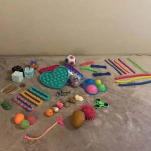 Fidget toys  - Hej, säljer min fidgets då de inte kommer till användning. Allt för 200kr. Om man vill veta styckpris kan man skriva privat eller om man vill ha fler bilder. Sakerna är köpta från olika butiker så vet inte direkt de exakta priserna men ungefär.