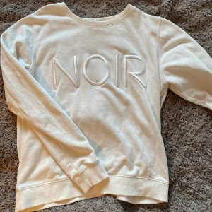 Vit tröja  - L men nassar som större s och m