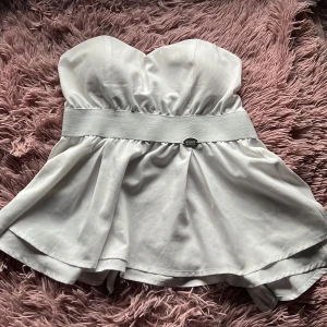 Vit Tröja/blus M/S - Jättefin fläckfri vit blus. Stolen är M/ S passar i kupan 85B utan bh. Super fin och söt. 80kr plus frakt