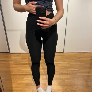 Träningstights - Snygga tights från Hm. Använda 1 gång. Formar kroppen fint. Storlek M men är mer som en S.