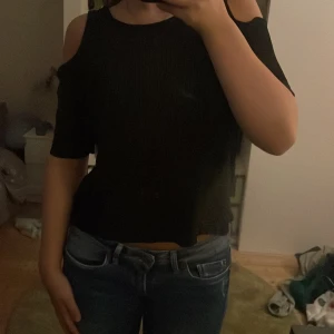 Tröja hålaxlar  - Säljer denna söta tröja från Cubus med hål vid axlarna 