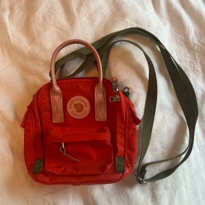 Acne x fjällräven väska mini - Fjällrävens collab med acne väska i nyskick. Väldigt svår att få tag på. 