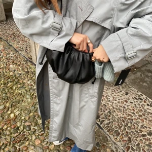 Trenchcoat  - Säljer denna härliga ljusblå trenchcoat/ kappa i herrstorlek så den sitter oversized på mig som har S! Har varit en storfavorit i min garderob💙 Passar nu till hösten men också inför våren! Köpt second hand i Stockholm💫 köpt för 400kr, säljer 250kr