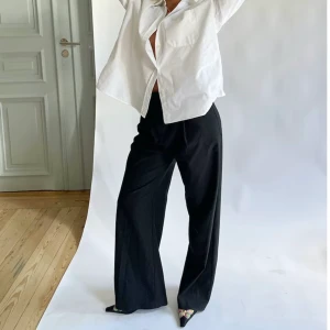 Djerf Avenue Favorite Pants - Säljer mina svarta Favorite pants från Djerf Avenue. Fållen längst ner på ena byxbenet har gått upp men det är lätt att fixa själv! Nypris 1500kr.