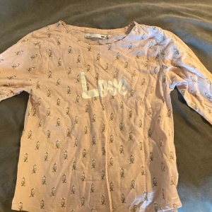 Barntröja - Barntröja långärmad med små katter på och texten ”love”, inte alls använd.