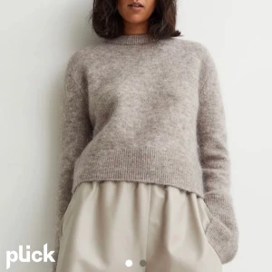 Stickad tröja - Säljer denna superfina stickade tröjan från Hm. Säljer pågrund av att den är lite för stor för mig. Använd endast en gång så är i toppskick! Köparen står för frakten💗OBS lånade bilder