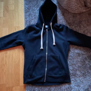 Mörkblå zara zip hoodie - Väldigt fin hoodie i bra skick. Använd ganska mycket men fortfarande precis lika fin som när jag köpte den.