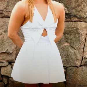 Studentklänning Nelly - Använd en gång. Från nelly. Strl xs/s. Som ny. Ev frakt betalas av köparen.