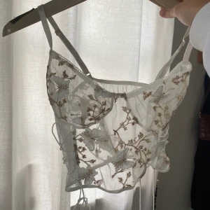 Bralette tip - Bralette top, kan användas antigen som bh eller som en topp med kavaj för fest! Så gullig med guldiga detaljer. 