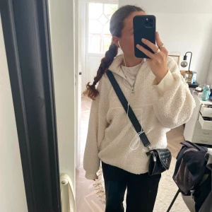 Tjocktröja - Form av teddytröja/tjocktröja från H&m❤️ storlek 34 men är oversize! Mycket fint skick