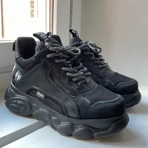 Buffalo CLD Chai, skor strl 38 - Säljer mina Buffalo Chai i storlek 38. I gott skick, knappt använda. True to size. 