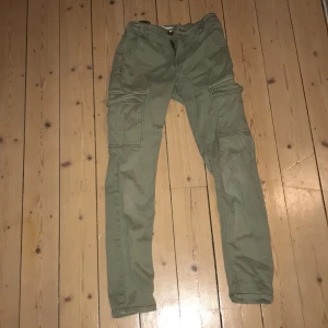 Gröna byxor  - Sköna gröna byxor! Dem är knappt använda,fickor på borda sidorna.