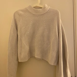 Stickad tröja - Lite kortare stickad tröja i storlek xs säljer för 50kr💓