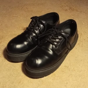 VOX (pris kan diskuteras) - Jag säljer VOX högplatå skor, använda MAX 3 gånger för 100( köpta för nästan 600) då dom är i väldigt bra skick bara att skosnörena är lite trasiga men det är inget som syns om man inte kollar nära!