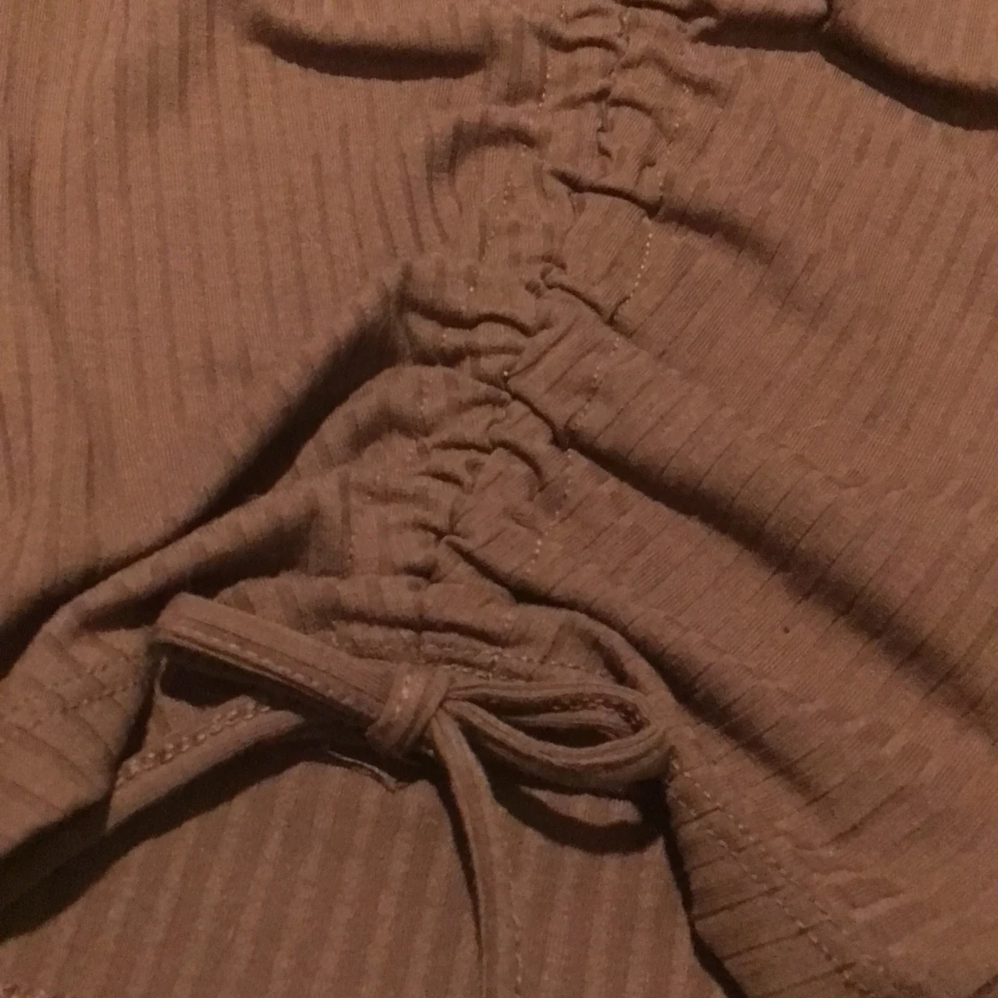 Brun topp med rosett  - 90