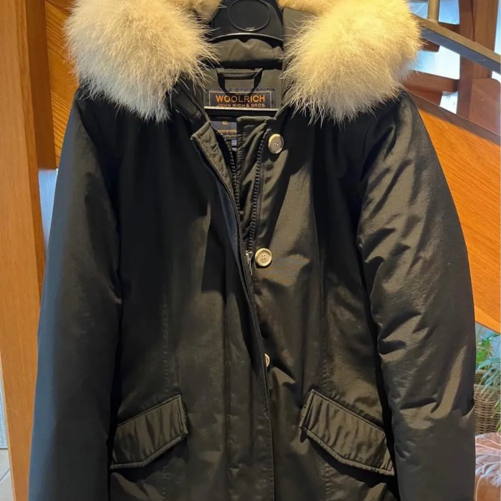 Woolrich arctic parka. Köptes 2018 på NK i Göteborg men i väldigt bra skick, välskött. Otroligt varm och skön jacka som fungerar till allt. Storlek är L men passar mig perfekt som är en XS/S. Pris kan diskuteras. . Jackor.