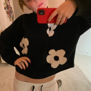 h&m stickad tröja  - Jättefin unik stickad tröja! Lite croppad så super snyggt till lågmidjat!  Storlek L, men sitter som en S då den är från divided 😊 Pris kan diskuteras❤️