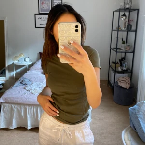 Olivgrön tröja från h&m  - Fin basic t-shirt från h&m. Sitter bra mot kroppen. Knappt använd och i bra skick. Kan mötas upp eller frakta.