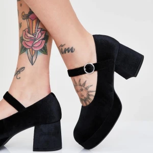 Mary Janes - Recess Junkie Mary Janes från Dollskill Aldrig använda bara testade Helt nya  Finns fler bilder på dollskills hemsida samt storleks guide om man skulle behöva det  Storlek:US 10 Kostar 1080kr på hemsidan  Pris kan diskuteras 