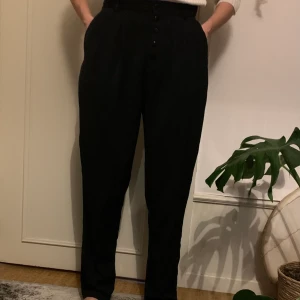 KappAhl - Kostymbyxor i polyester material från kappahl. Bra skick.