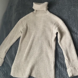 Stickad tröja från NAKD strl Xs - Stickad beige tröja med slit på båda sidorna i bra skick. Bra passform.