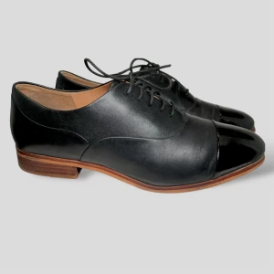 Clarks brogues - Svarta snörskor i skinn från Clarks. Ett par Fina  lågskor med foder och innersula i läder. Svart yttersula i gummi med en klackhöjd på ca 3 cm.