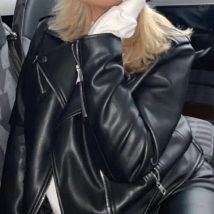 Skinnjacka  - Slutsåld skinnjacka från zara. Fint skick, som ny🥰