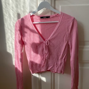 Rosa kofta - Söt rosa knyt topp från bikbok. Storlek S. Bra skick.💕