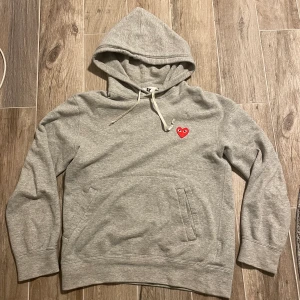 Cdg hoodie  - Säljer en cdg hoodie i storlek M men passar som sen S/M den är i bra skick 8/10.  Hör av er om ni har frågor! 