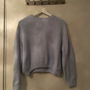 Stickad tröja - Stickad tröja i jätte skönt material. Fin ljusblå färg. Från H&M.