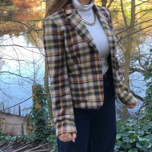 Vintage kavaj - Rutig multifärgad kavaj från United Colors of Benetton, köpt secondhand men fortfarande i mycket bra skick! 