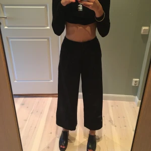 Svart kostymbyxa  - Svart kostymbyxa i mycket gott skick. Med både Skärphylsor och fickor. Jag är 170 cm lång. 