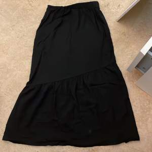 Säljer denna svarta långa kjolen . Köpt på H&M för inte alls länge sedan så bra skick! 