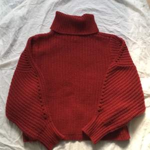 Säljer nu denna röda stickade tröjan från Carin Wester! Det är en XS men hade sagt att den är stor i storlek! Stora armar! Priset kan alltid diskuteras!